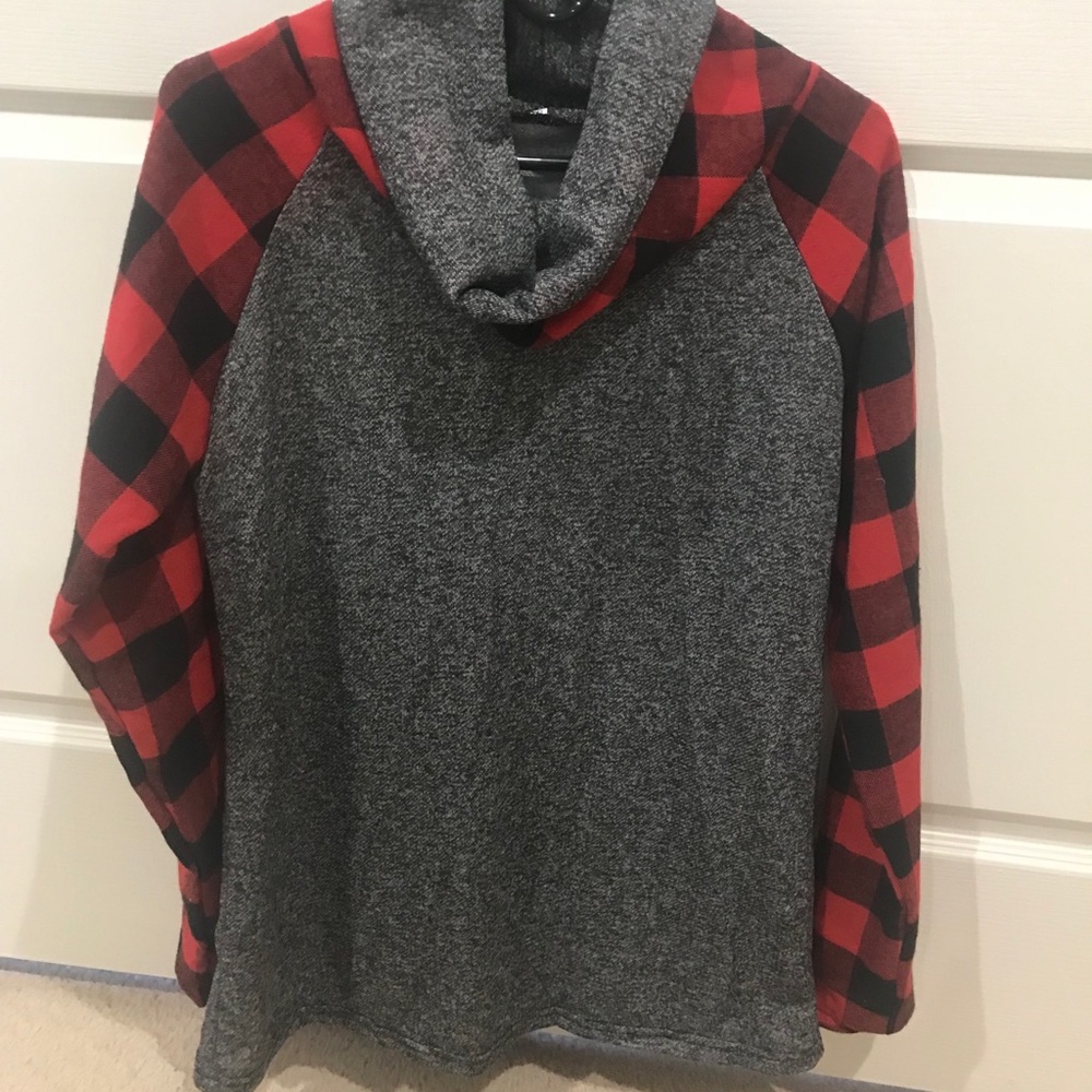 Women’s plaid shirt size small